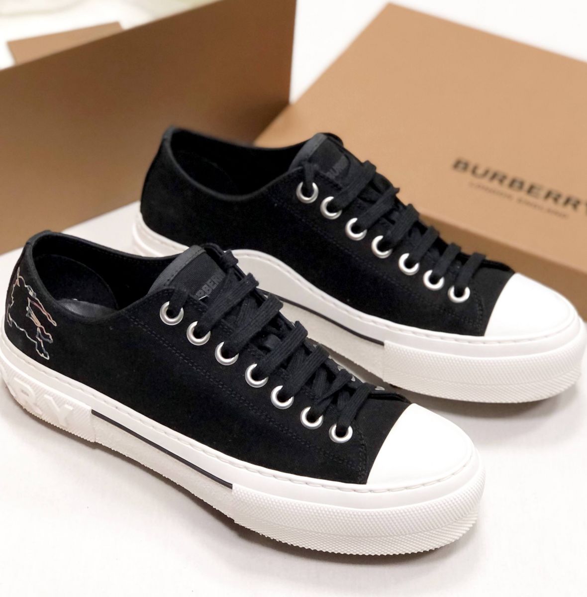 Кеды Burberry размер 41 цена 23 483 руб / в коробке/

