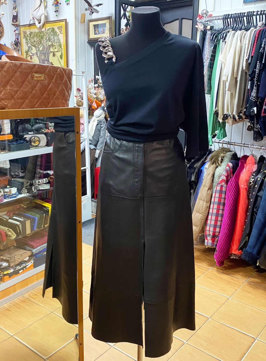 Юбка /кожа/ Sandro размер 2 цена 15 655 руб
Футболка N21 размер 38 цена 6 262 руб