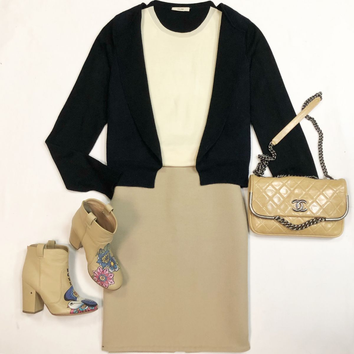 Кофта Celine размер M цена 15 385 рубЮбка Michael Kors размер 10 цена 10 770 рубБотильоны Laurence Dacade размер 36 цена 12 308 рубСумка Chanel