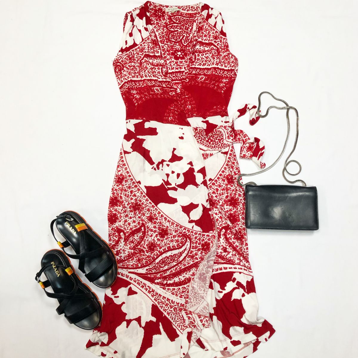 Платье Etro размер 44 цена 4 616 рубБосоножки Prada размер 38 цена 18 462 рубСумка Saint Laurent