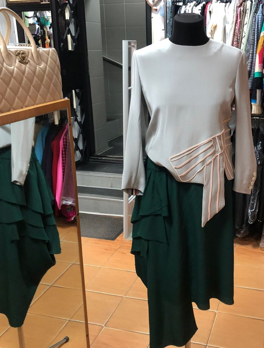 Блузка Tohm Brown размер 44 цена 15 655 руб /новая с ценником/ 
Юбка N21 размер S цена 10 959 руб