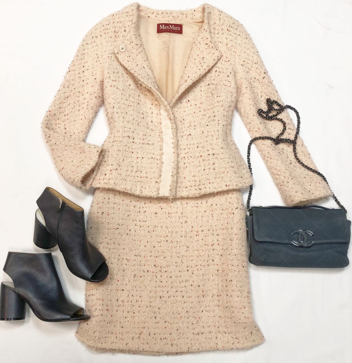 Костюм/твид / Max Mara размер 38 цена 13 847 руб
Ботильоны Maison Martin Margiela размер 37 цена 15 385 руб
Сумка Chanel