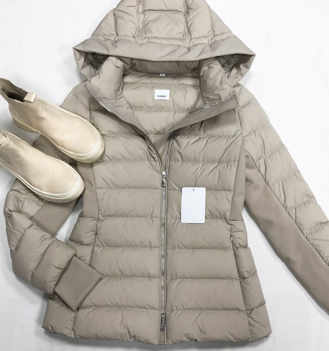 Пуховик Burberry размер M цена 76 925 руб
Ботинки Jil Sander размер 38 цена 23 078 руб