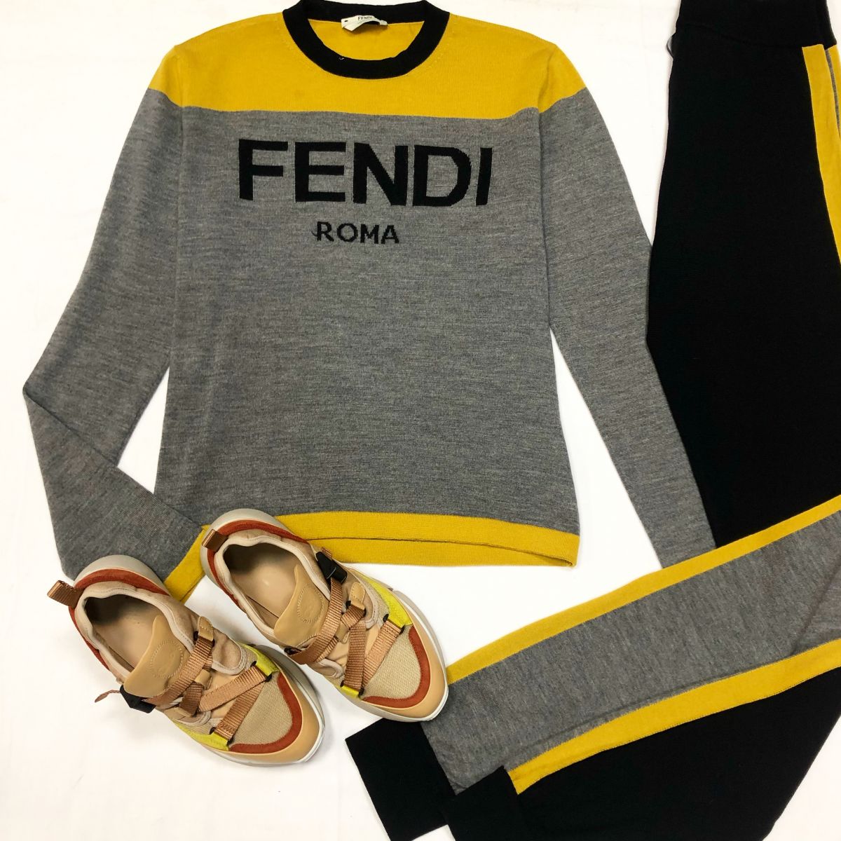 Костюм FENDI размер 42 цена 15 385 руб Кроссовки CHLOE размер 37 цена 23 078 руб