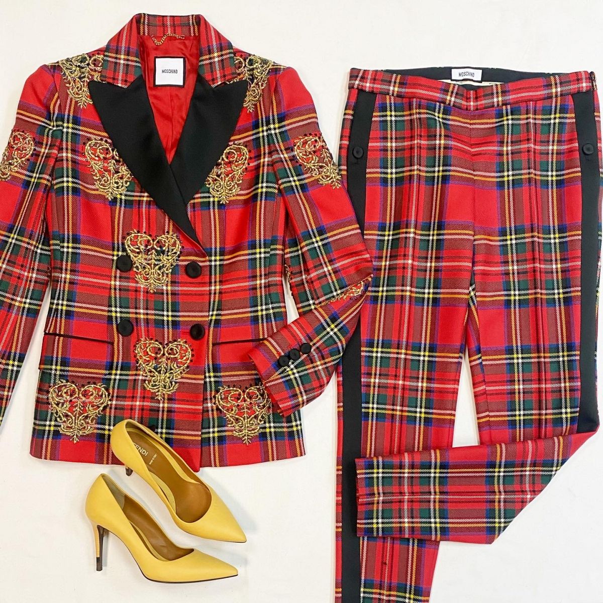 Костюм/пайетки/ декоративные элементы/ Moschino размер 42 цена 23 078 рубТуфли Fendi размер 39 цена 15 385 руб