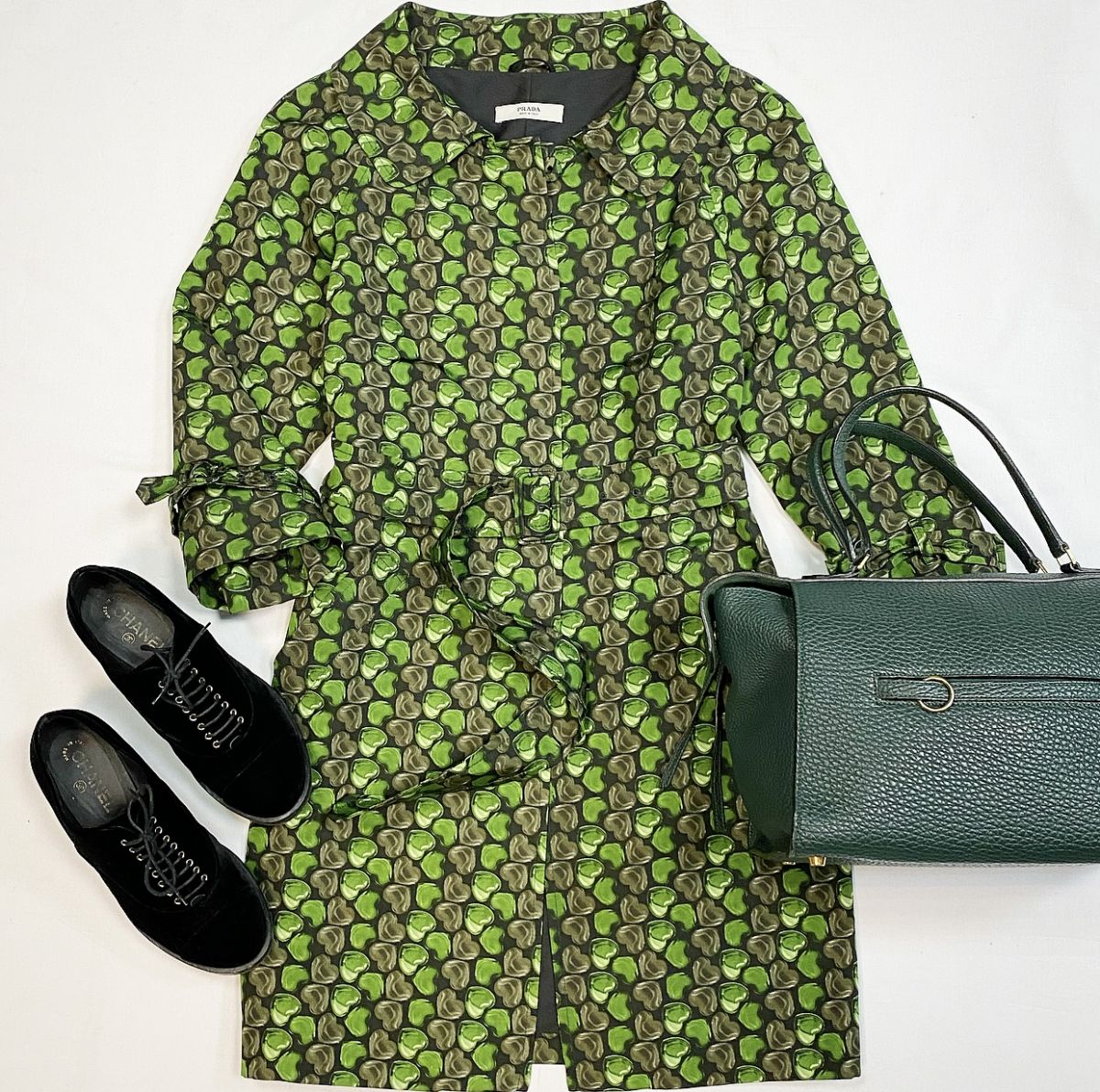 Плащ Prada размер 42 цена 18 463 рубБотинки Chanel размер 38 цена 23 078 рубСумка Celine
