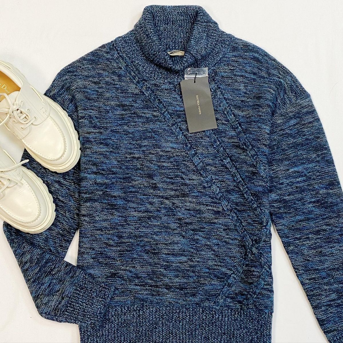 Свитер Bottega Veneta размер 46 цена 23 078 руб/с биркой/ Ботинки Dior размера 39 цена 30 770 руб
