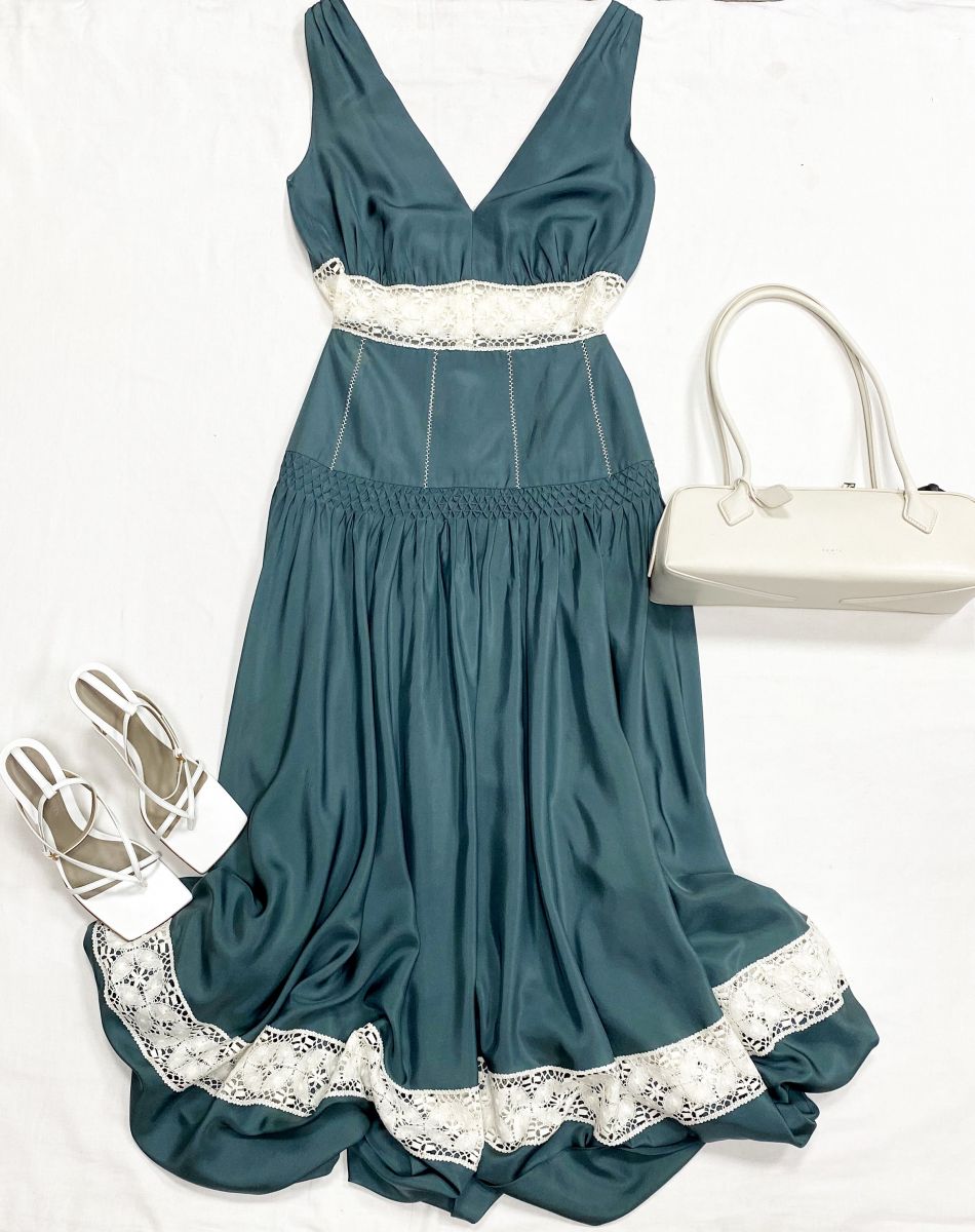 Платье Christian Dior размер 42 цена 62 620 руб
Босоножки Bottega Veneta размер 37 цена 23 483 руб
Сумка Alaïa 