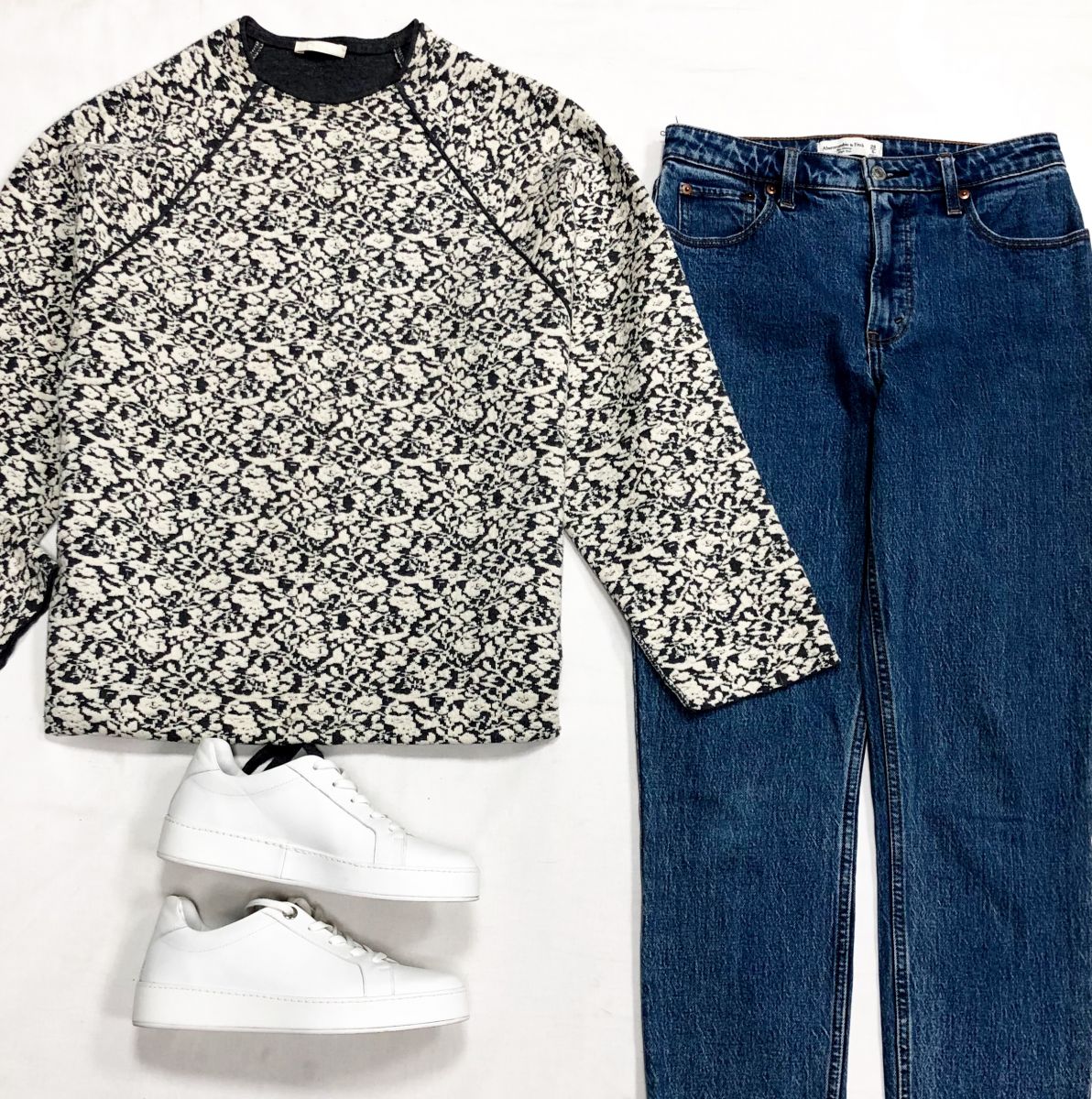 Кофта Chloe размер XS цена 15 655 руб
Джинсы Abercrombie размер 28 цена 3 131 руб
Кеды LORO PIANA размер 37.5 цена 31 310 руб