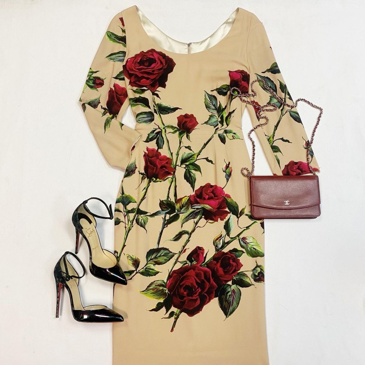 Платье Dolce Gabbana размер 48 цена 30 770 рубТуфли Louboutin размер 37 цена 18 463 рубСумка Chanel