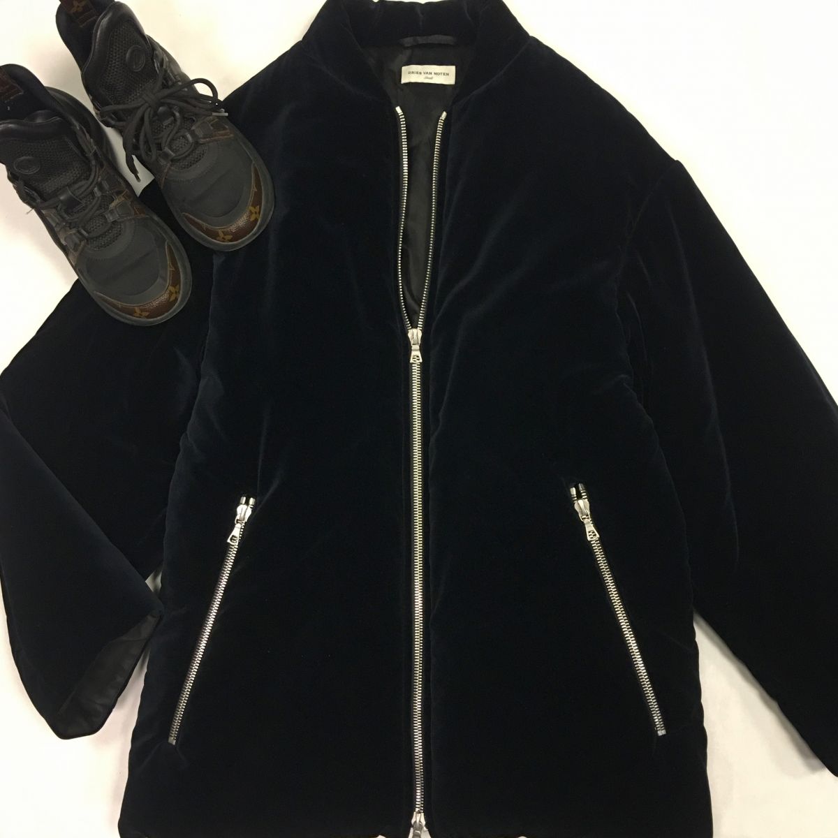 Пуховик Dries Van Noten размер S цена 38 463 рубКроссовки Louis Vuitton размер 36.5 цена 30 770 руб