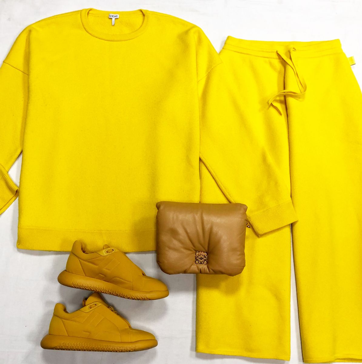 Костюм Loewe размер M цена 31 310 руб
Кроссовки Hermes размер 40 цена 46 965 руб
Сумка Loewe