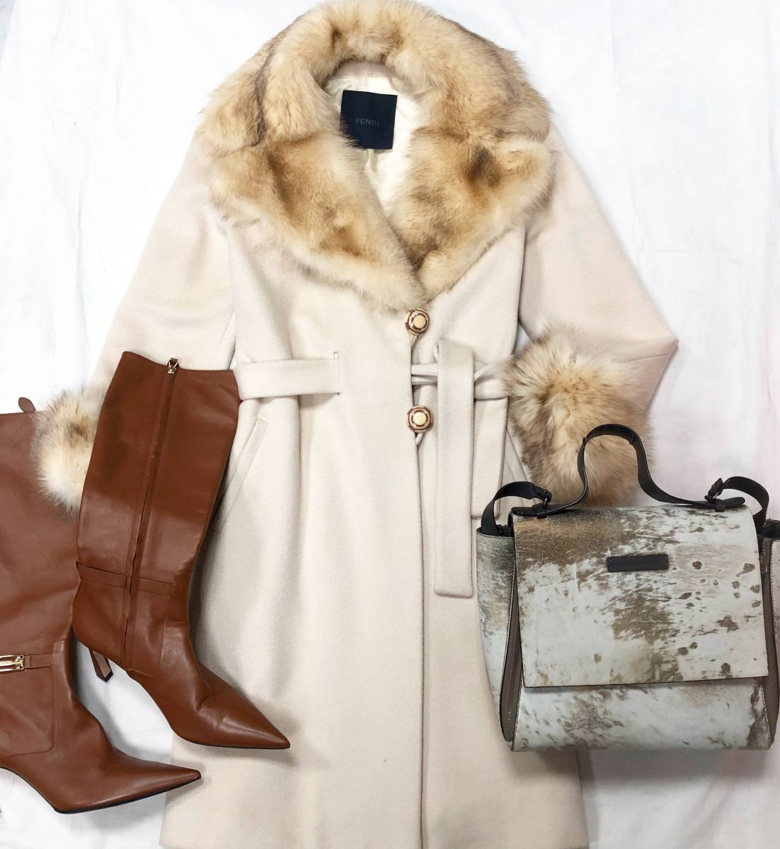 Пальто /мех лисы / шелк/кашемир/ FENDI размер 44 цена 78 275 руб 
Сапоги VICTORIA BECKHAM размер 41 цена 31 310 руб /новые/ 
Сумка BRUNELLO CUCCINELLI