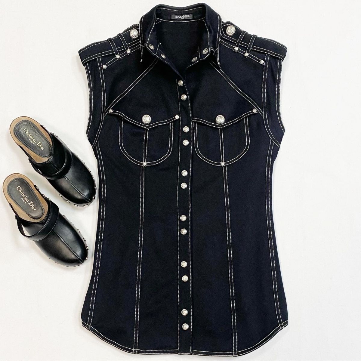 Рубашка Balmain размер 40 цена 15 385 рубСабо Dior размер 36 цена 23 078 руб