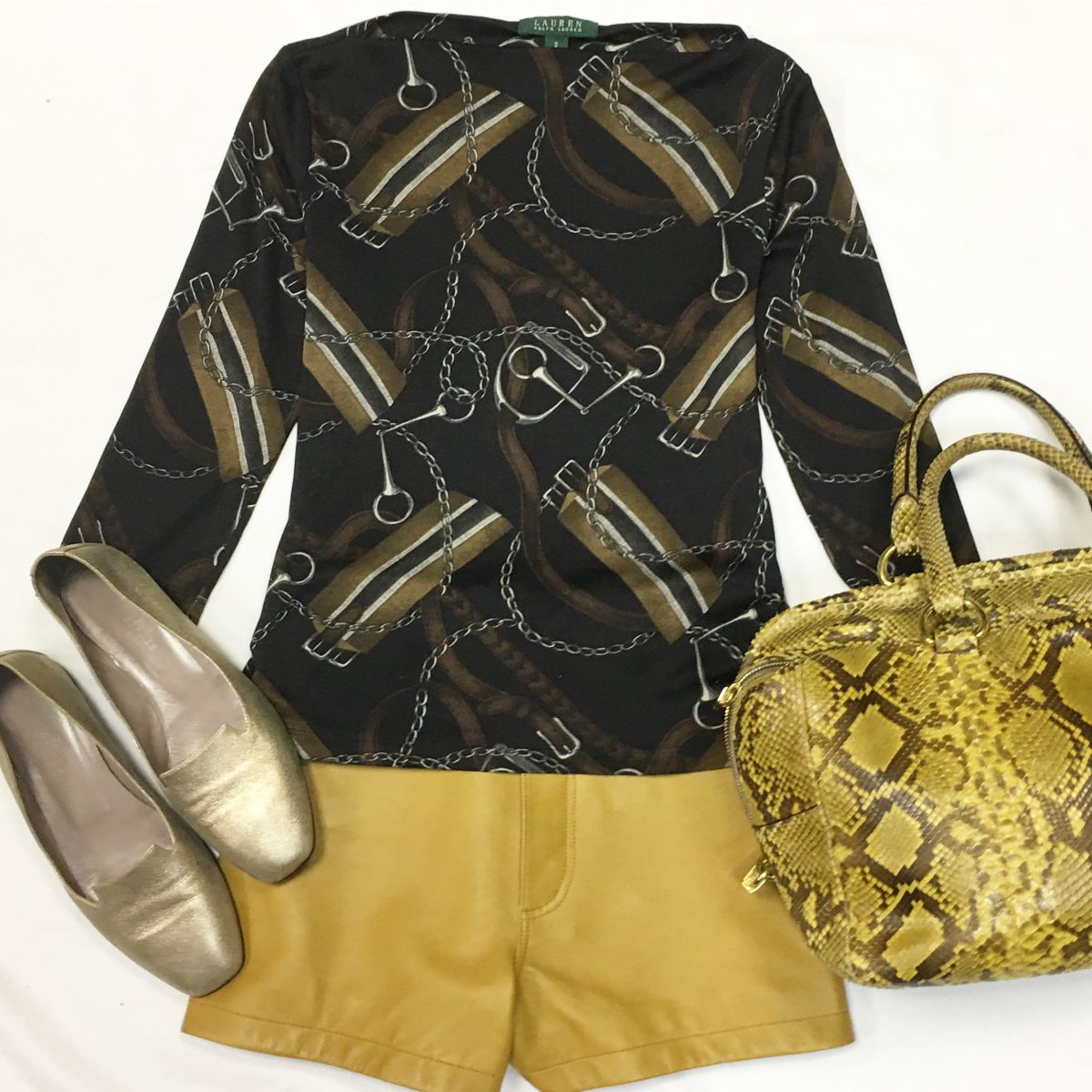 Кофта Ralph Lauren  размер S цена 3 077 руб Шорты /кожа/ SAINT LAURENT  размер 34 цена 23 077 руб Лоферы HERMES размер 38 цена 12 308 руб Сумка /питон/ PRADA 