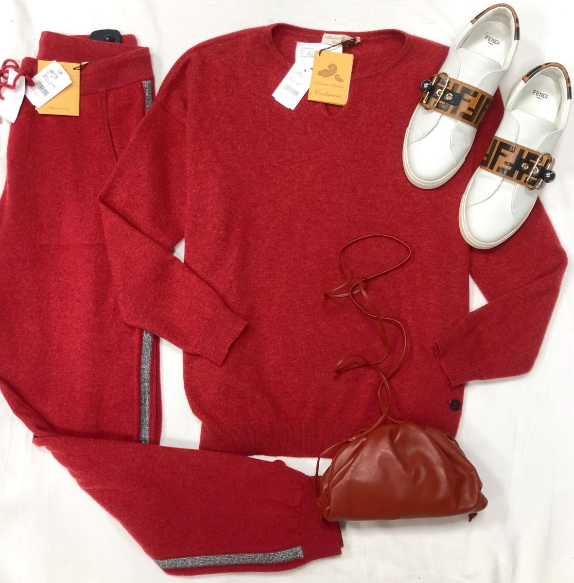 Костюм Andrè Maurice размер M цена 23 483 руб /с ценником/ Кеды FENDI размер 39 цена 23 483 руб Сумочка BOTTEGA VENETA