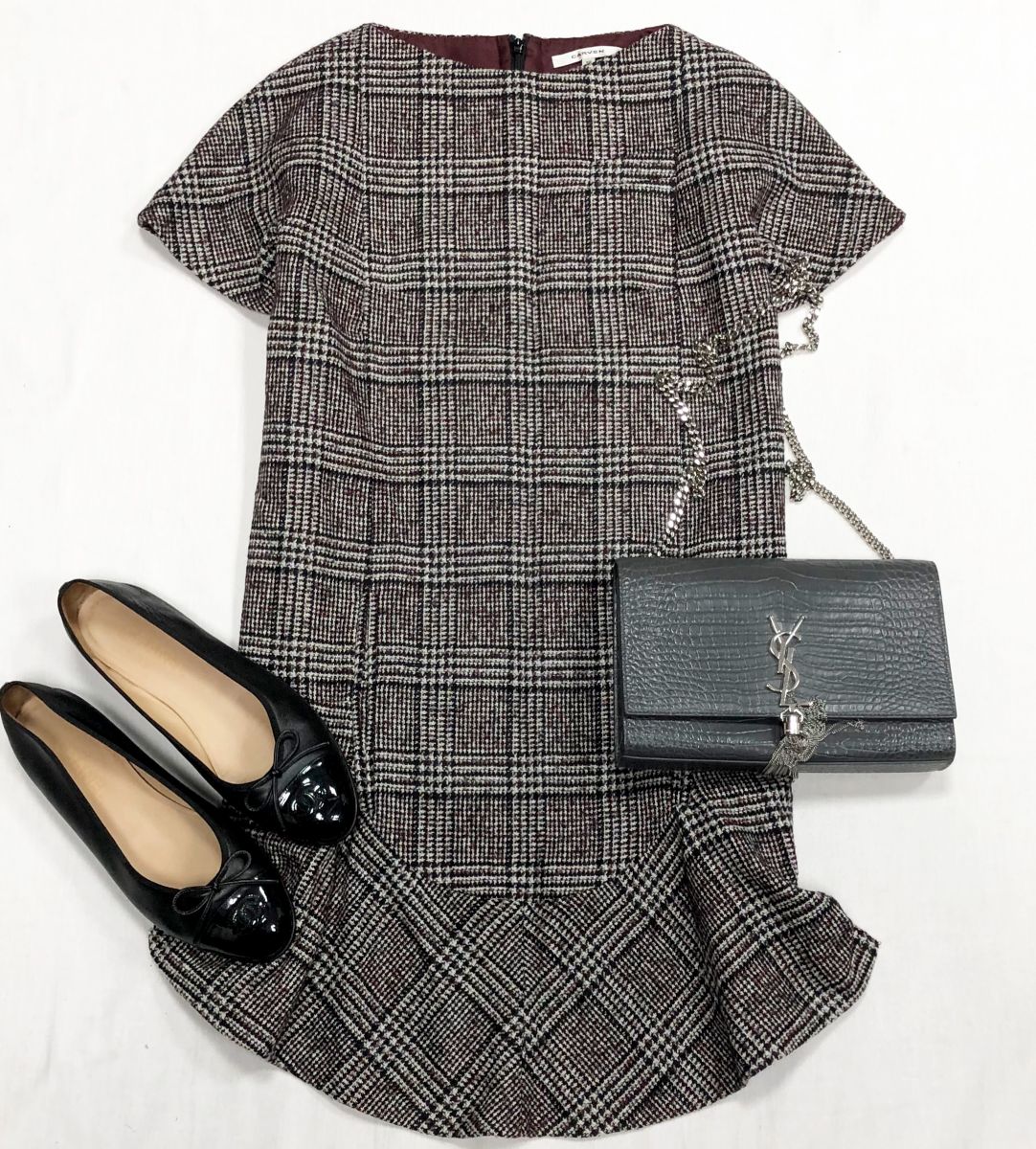 Платье Carven размер 38 цена 4 697 руб
Балетки Chanel размер 41 цена 23 483 руб
Сумка Saint Laurent