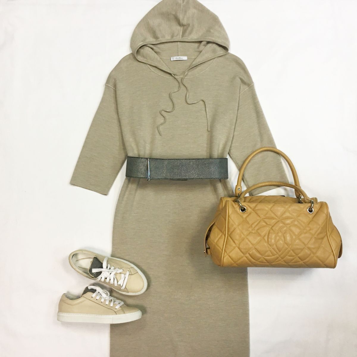 Платье MAX MARA размер 44 цена 10 770 рубКеды BRUNELLO CUCINELLI  размер 39 цена 23 077 рубСумка CHANEL 