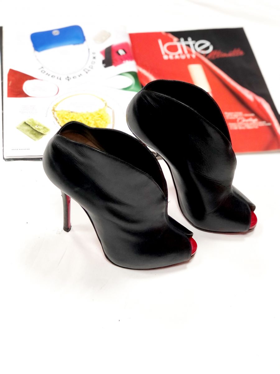 РАСПРОДAЖА!!!!!
Ботильоны LOUBOUTIN размер 37.1/2 цена 1 077 руб