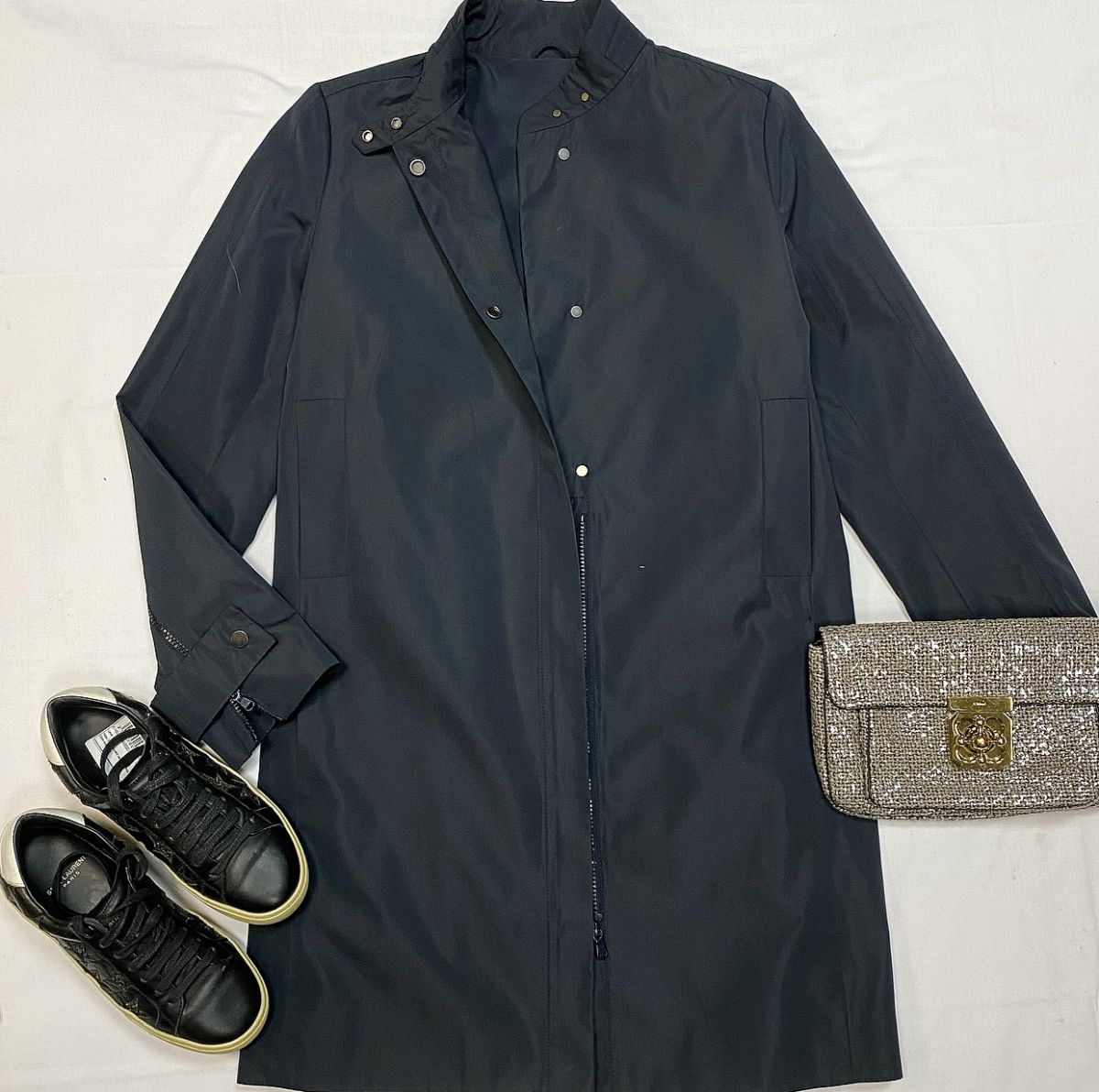 Плащ Brunello Cucinelli размер 46 цена 30 770 руб
Кеды Saint Laurent размер 37 цена 15 385 руб
Клатч Fendi
