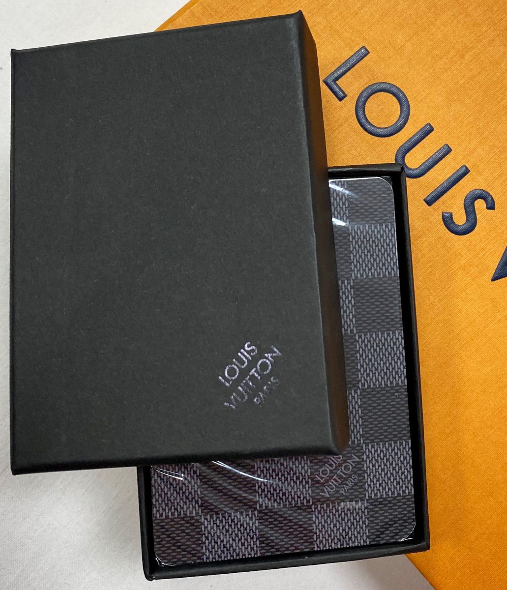 Карты Louis Vuitton цена 15 655 руб / новые / упаковка /