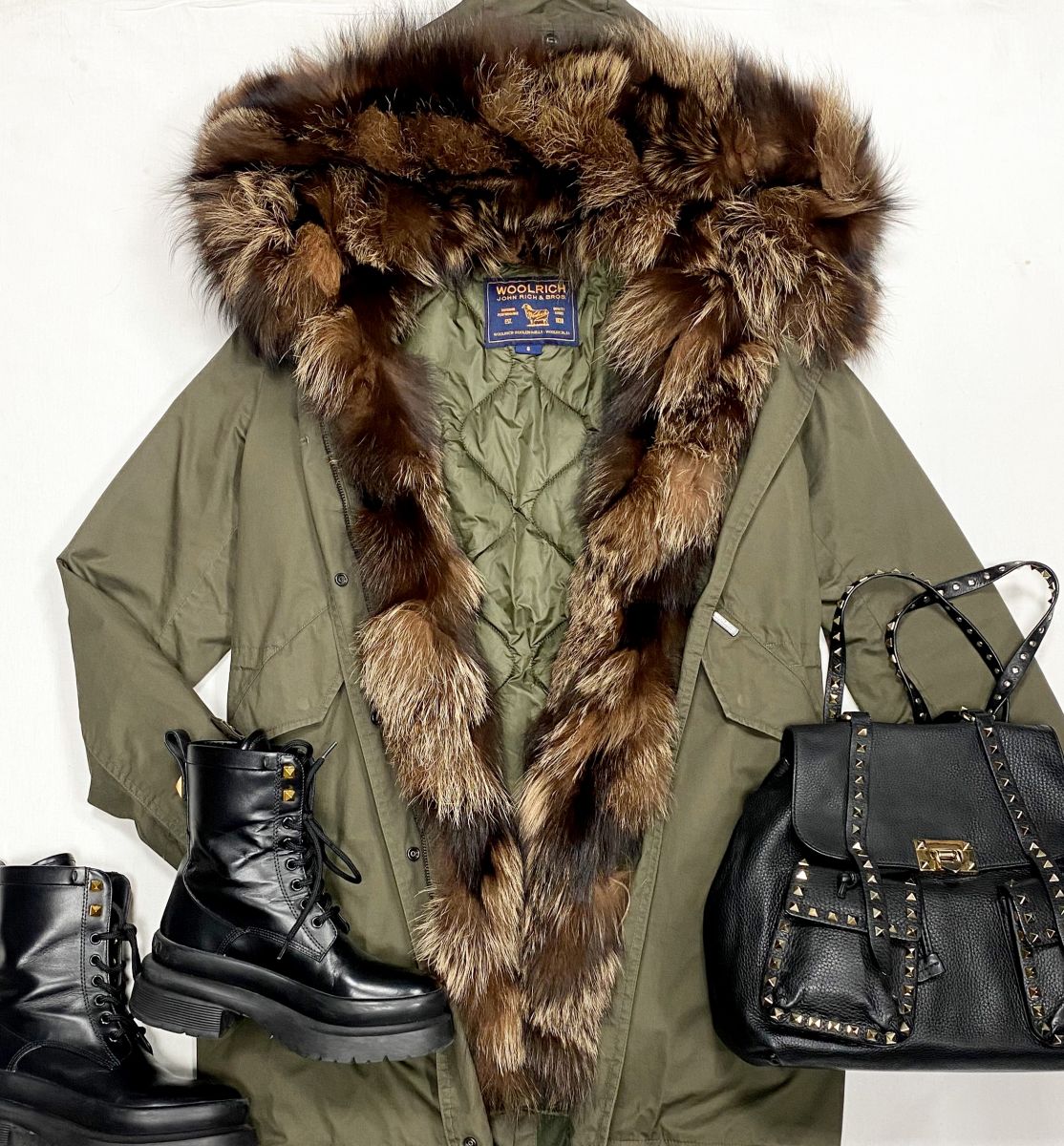 Парка Woolrich размер S цена 30 770 руб
Ботинки Valentino размер 35.5 цена 61 540 руб
Рюкзак Valentino 