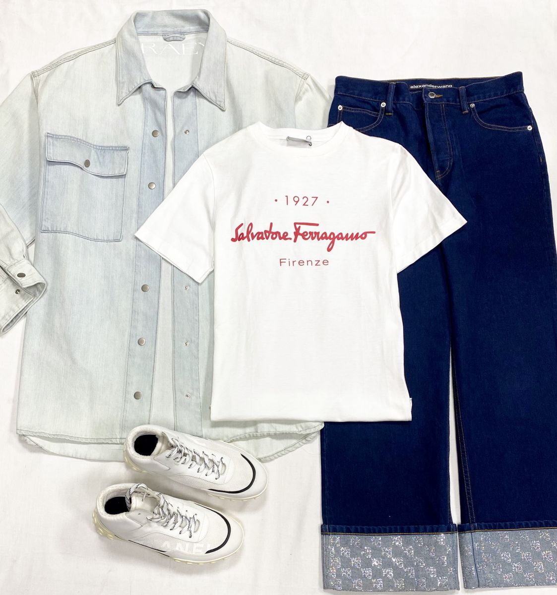 Джинсы Alexander Wang размер 28 цена 23 483 руб
Футболка Salvatore Ferragamo размер S цена 15 655 руб
Рубашка Raey размер M/ L цена 15 655 руб
Кроссовки Chanel размер 39 цена 39 138 руб