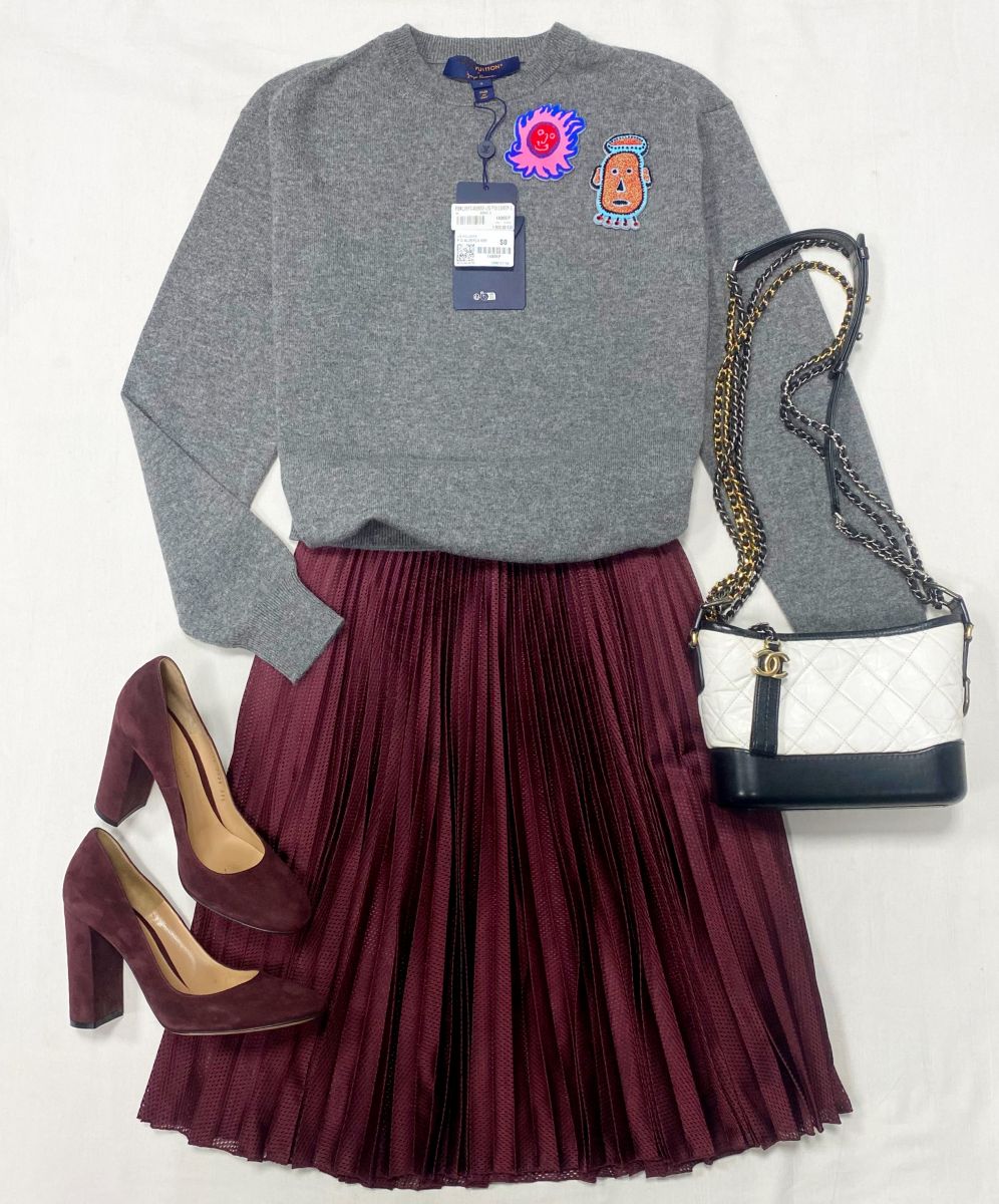 Кофта / кашемир / Louis Vuitton размер S цена 54 793 руб / с ценником / 
Юбка Prada размер 42 цена 12 524 руб 
Туфли Gianvito Rossi размер 38.5 цена 15 655 руб 
Сумка Chanel