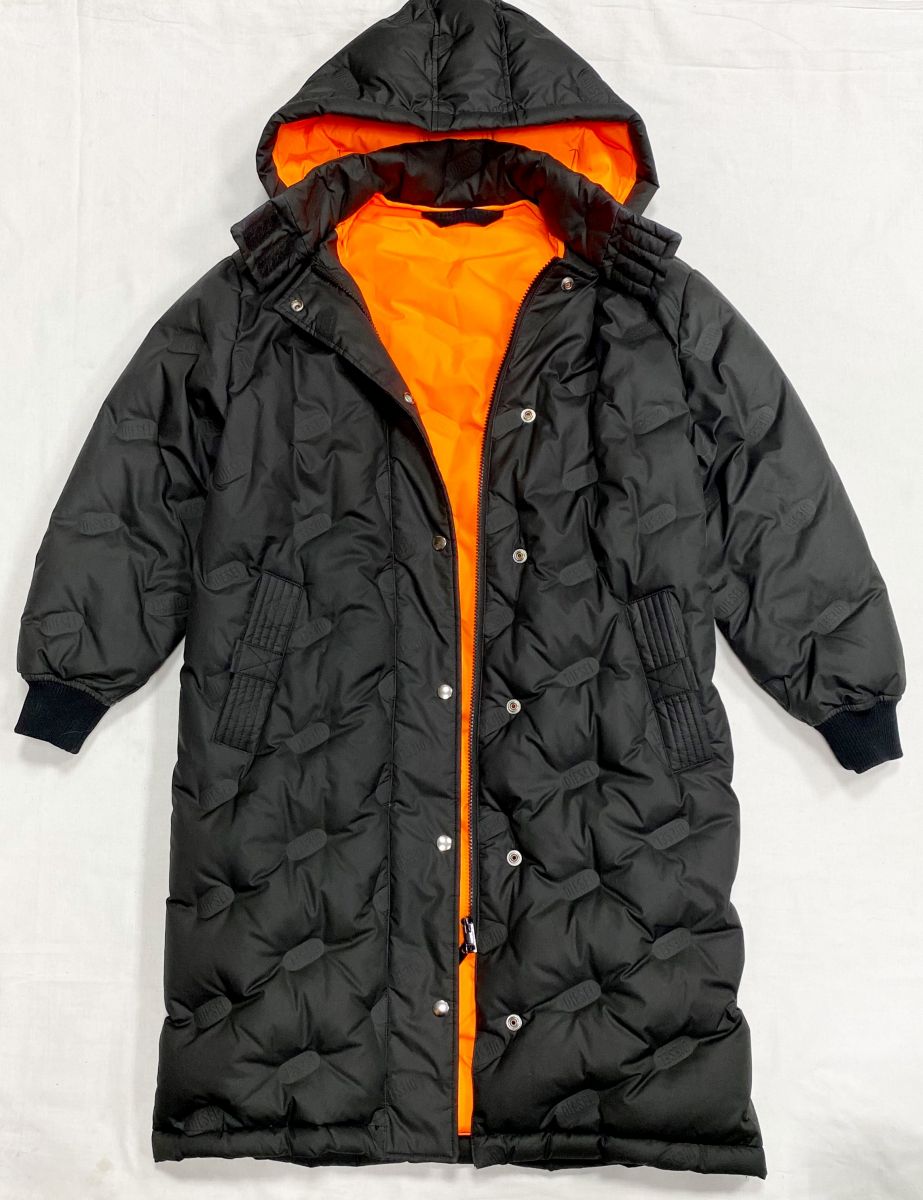 Пуховик Diesel размер S цена 31 310 руб
Кроссовки Balmain размер 39 цена 23 483 руб
Сумка Trussardi 