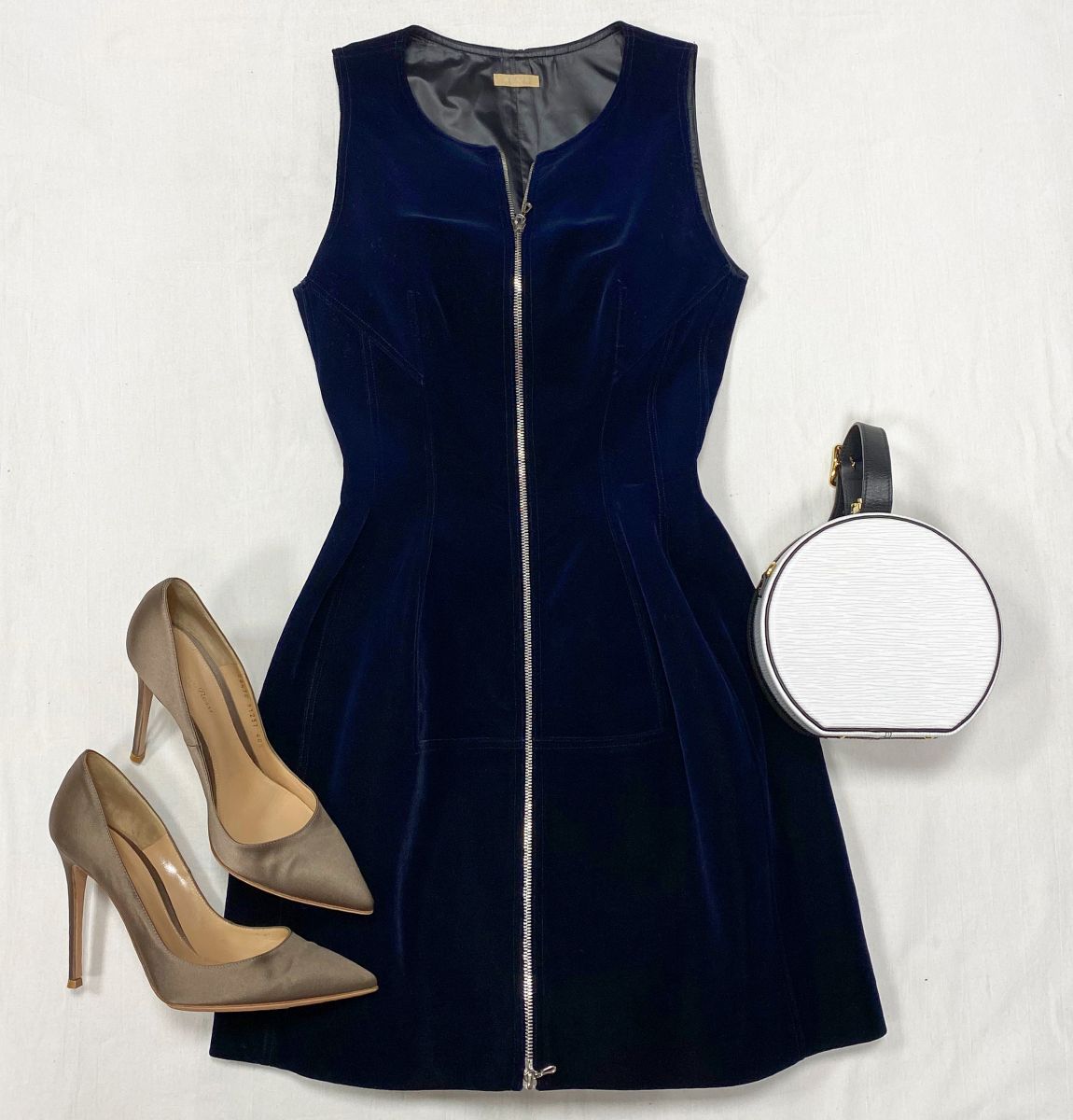 Платье / бархат / Alaïa размер S цена 23 483 руб 
Туфли Gianvito Rossi размер 40.5 цена 15 655 руб 
Сумка Louis Vuitton