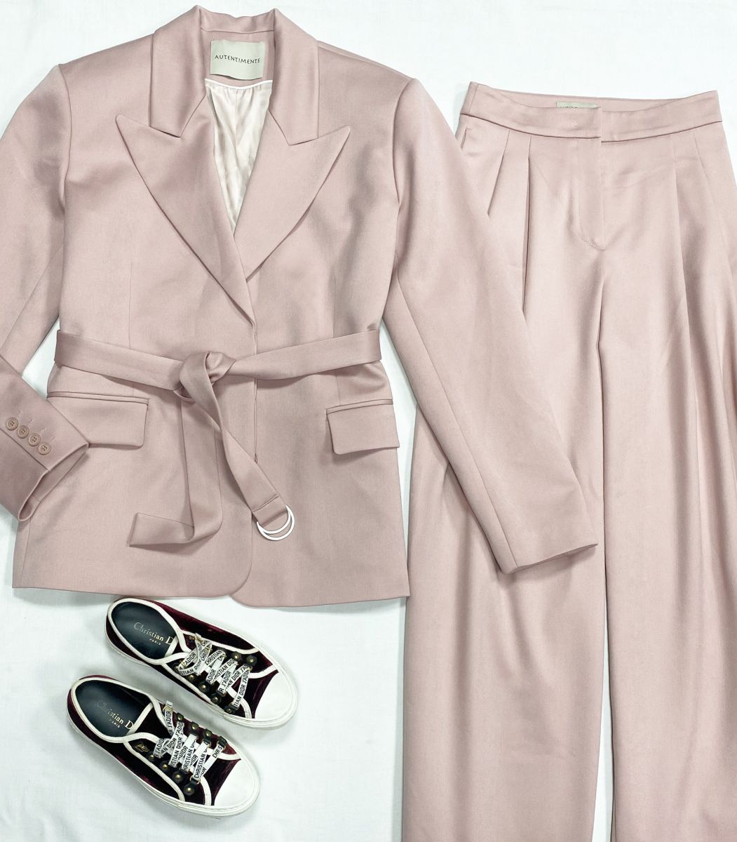 Костюм Autentiments размер XS цена 23 483 руб
Кеды Christian Dior размер 37.5 цена 23 483 руб