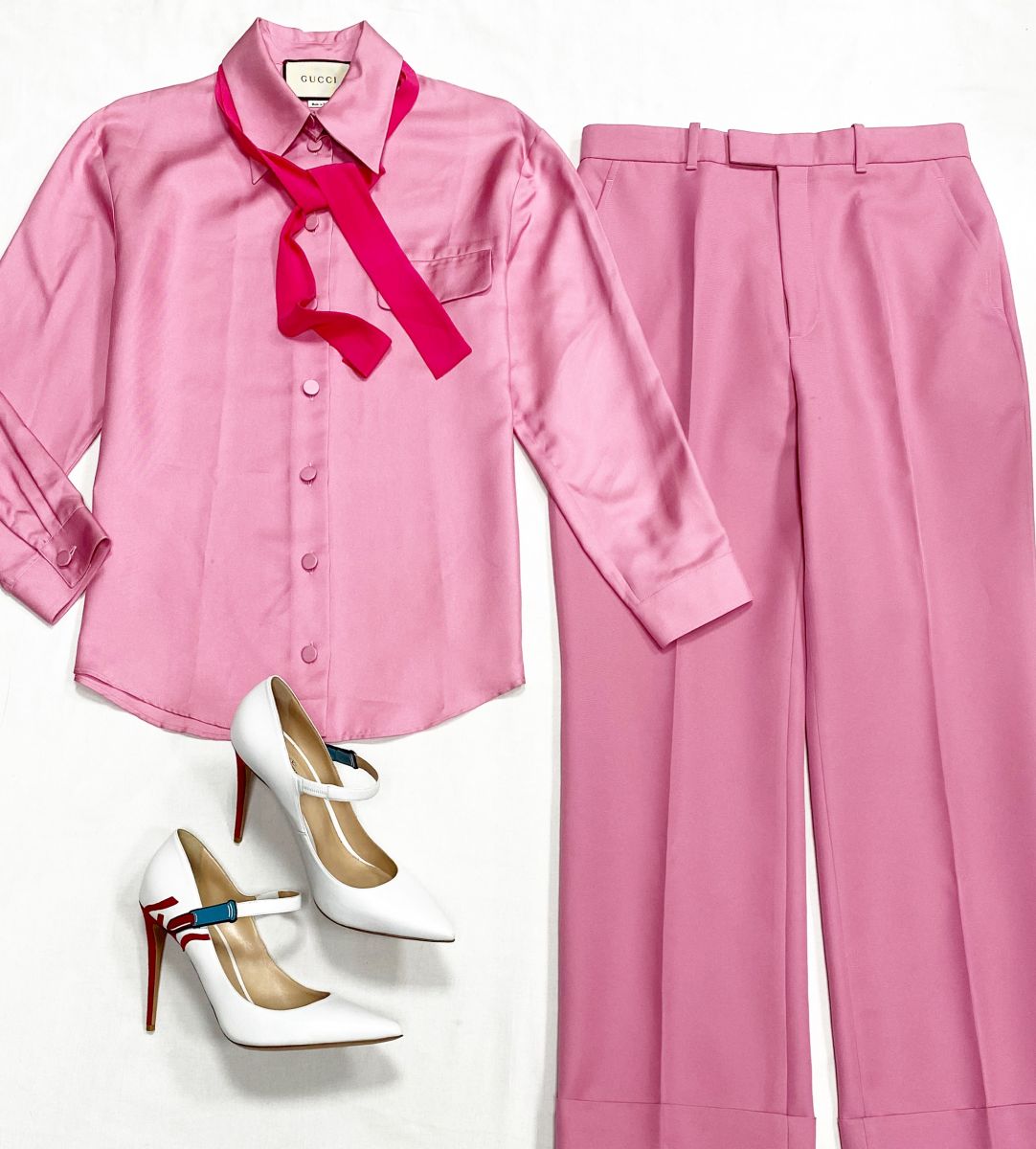 Костюм Gucci размер 38 цена 46 965 руб
Туфли Valentino размер 40.5 цена 23 483 руб