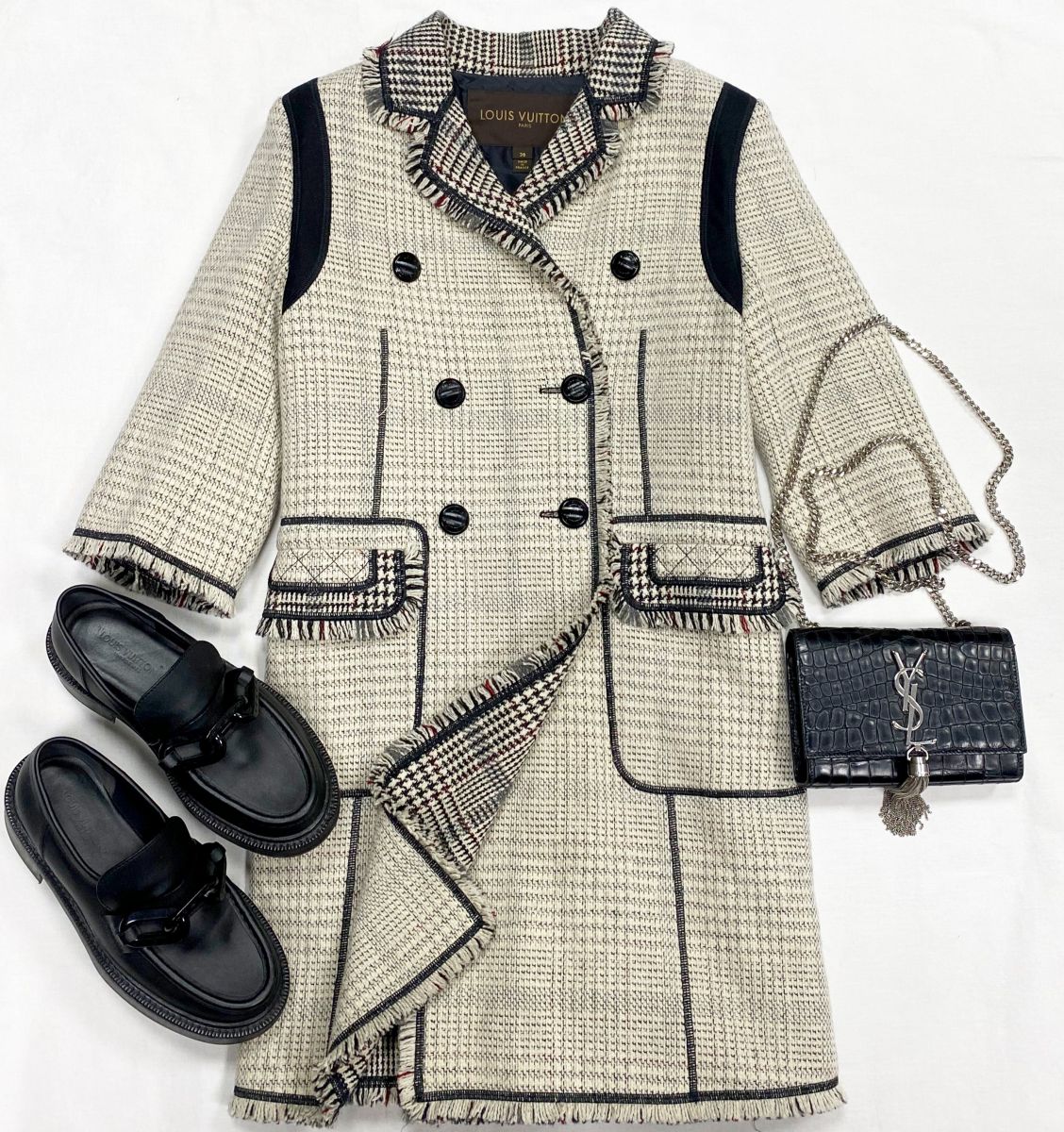 Пальто Louis Vuitton размер 36 цена 31 310 руб 
Лоферы Louis Vuitton размер 37.5 цена 23 483 руб 
Сумка Saint Laurent 