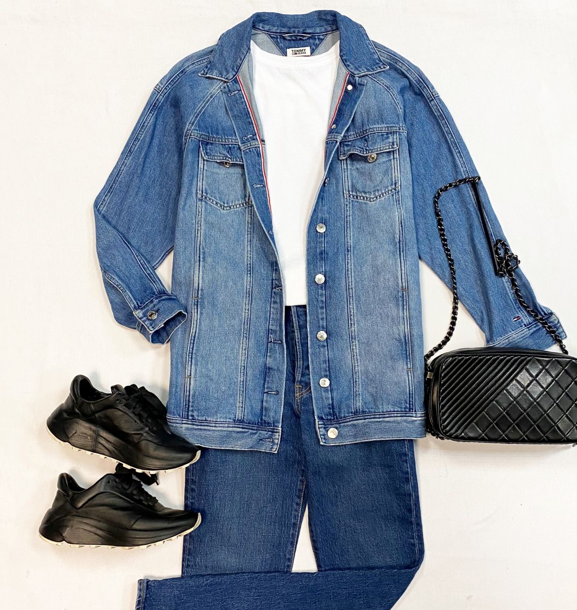 Куртка Tommy Jeans размер S цена 2 308 руб
Джинсы Levi’s размер 23 цена 3 077 руб
Кроссовки Del Cario размер 36 цена 6 154 руб
Сумка Chanel 
