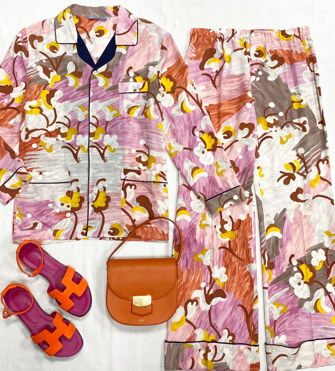 Костюм / шелк / Prada размер L цена 31 310 руб 
Босоножки Hermès размер 39 цена 93 930 руб 
Сумка Celine