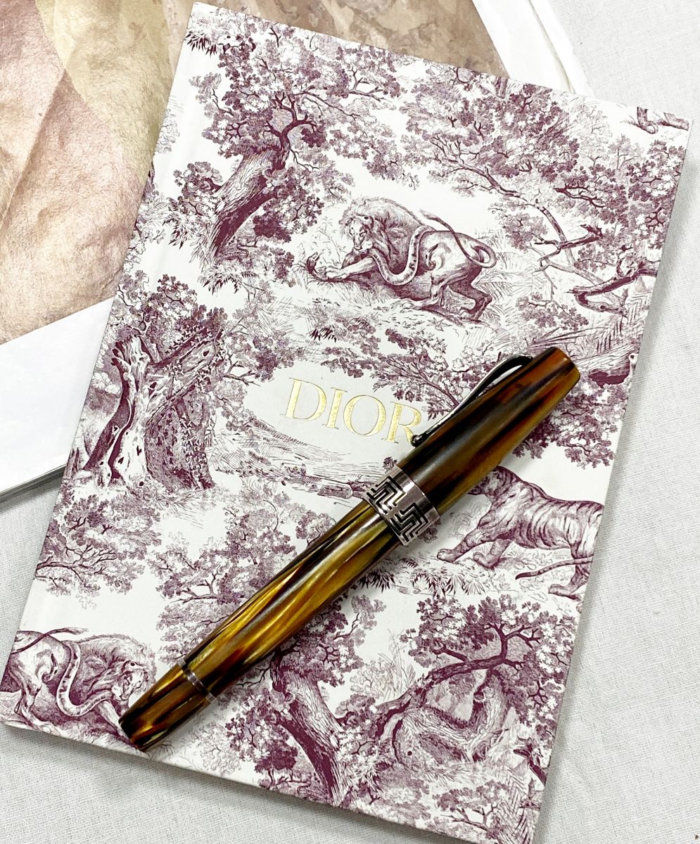 Ручка Montegrappa цена 23 483 руб
Блокнот Dior цена 1 566 руб
