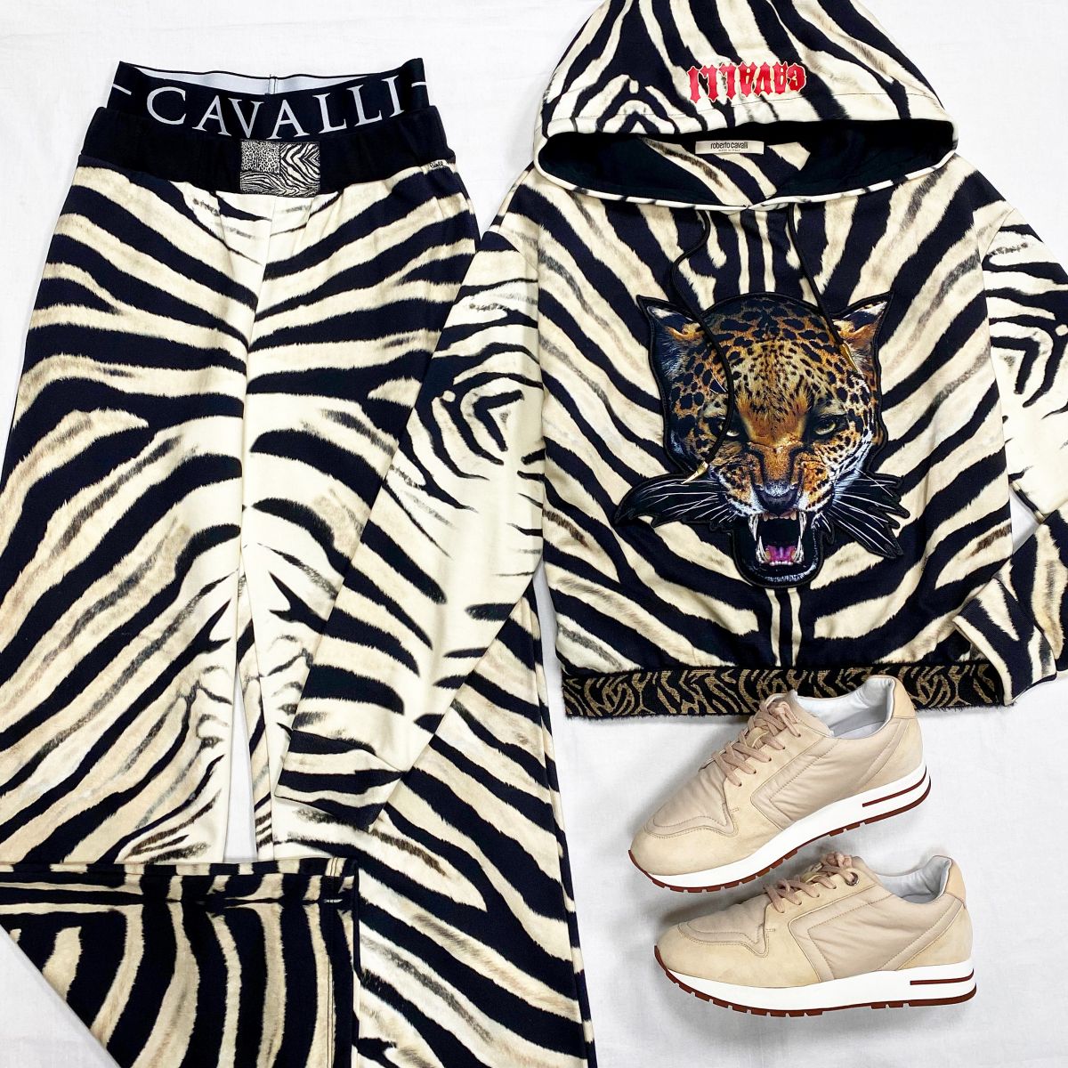 Костюм Roberto Cavalli размер M цена 28 179 руб 
Кроссовки Loro Piana размер 39 цена 46 965 руб 
