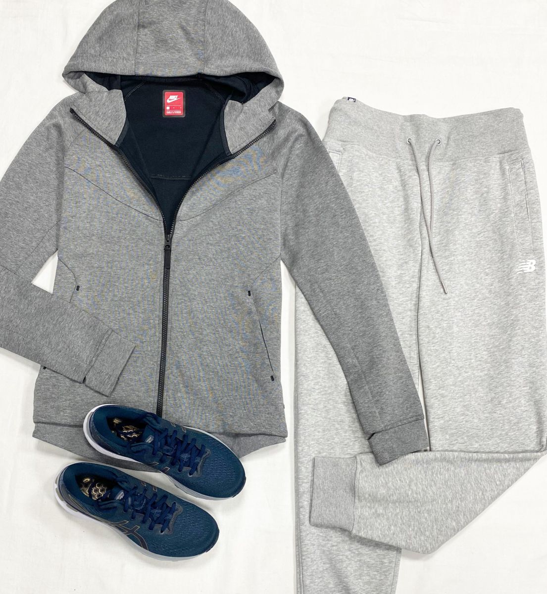 Толстовка Nike размер L цена 4 697 руб
Брюки New Balance размер L цена 4 697 руб/с биркой/ 
Кроссовки размер 40 цена 7 828 руб