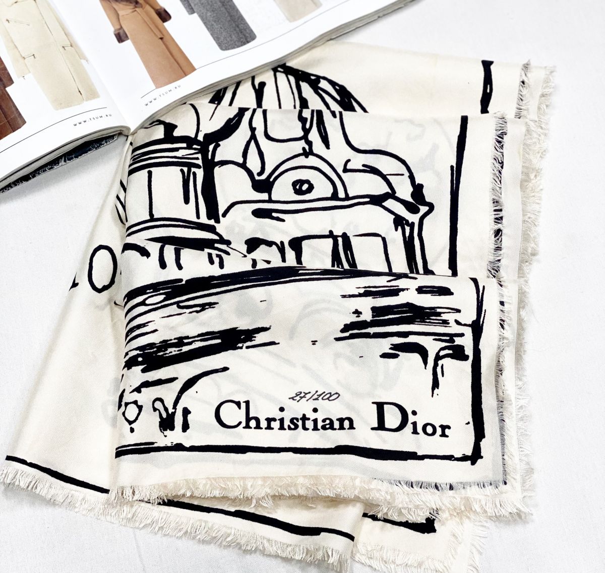 Платок Christian Dior размер 90/90 цена 7 693 руб
