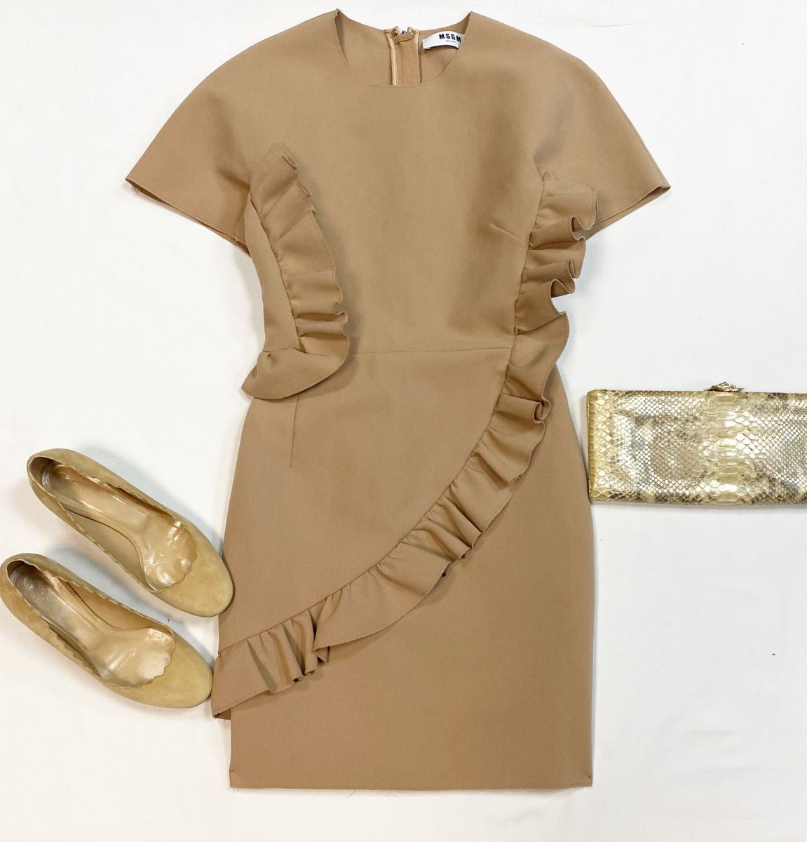 Платье MSgm размер 40 цена 10 770 руб
Туфли Chloe размер 38 цена 15 385 руб
Клатч Chanel 
