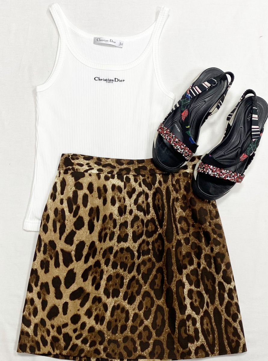 Топ Christian Dior размер M цена 4 697 руб
Юбка Dolce Gabbana размер 40 цена 7 828 руб
Босоножки Christian Dior размер 38.5 цена 10 959 руб