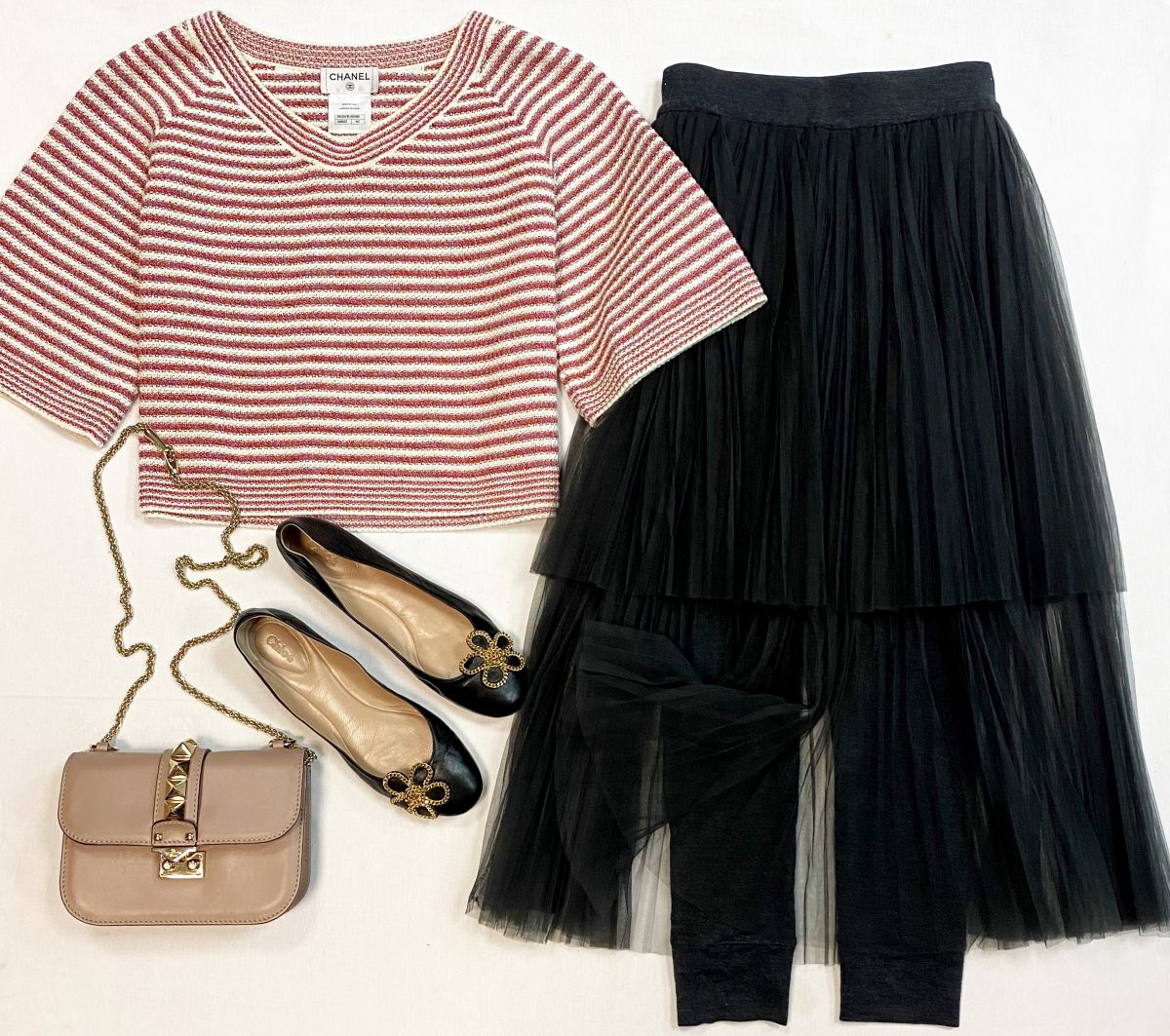 Кофта Chanel размер 40 цена 30 770 руб
Юбка Brunello Cucinelli размер 42 цена 30 770 руб
Балетка  Chloe размер 40 цена 15 385 руб
Сумка Valentino 
