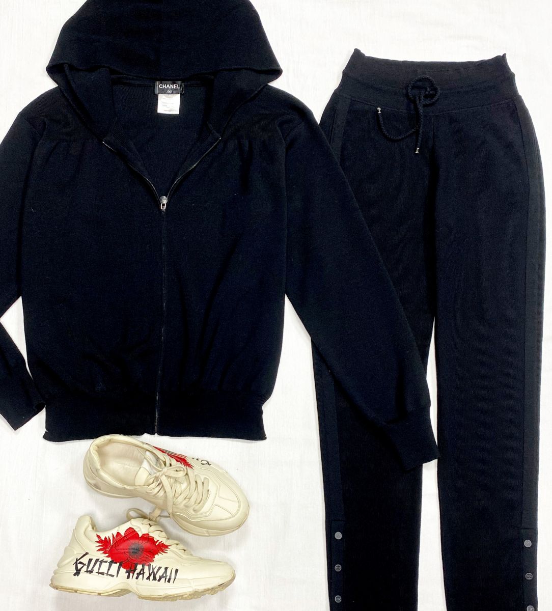 Костюм Chanel размер 42 цена 78 275 руб
Кроссовки Gucci размер 39 цена 23 483 руб