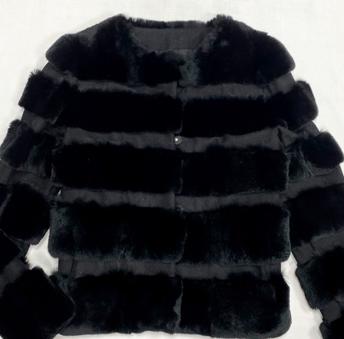 Шубка / кролик/ Valentino размер 42 цена 31 310 руб
Ботинки Louis Vuitton размер 37 цена 23 483 руб