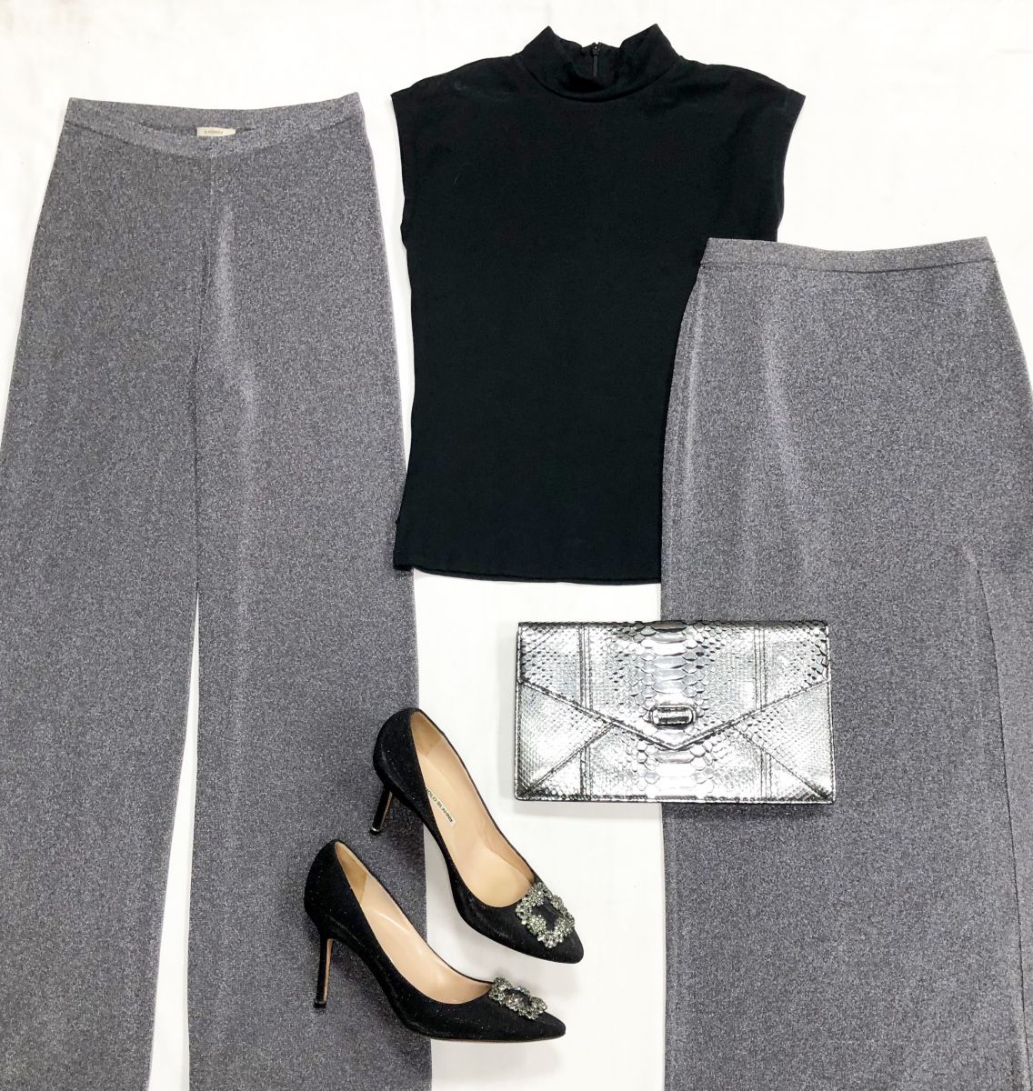 Топ Frame размер S цена 4 797 руб
Брюки 12 Storeez размер XS цена 4 697 руб
Юбка 12 Storeez размер XS цена 4 697 руб
Туфли Manolo Blahnik размер 40 цена 46 965 руб
Клатч Alexander McQueen