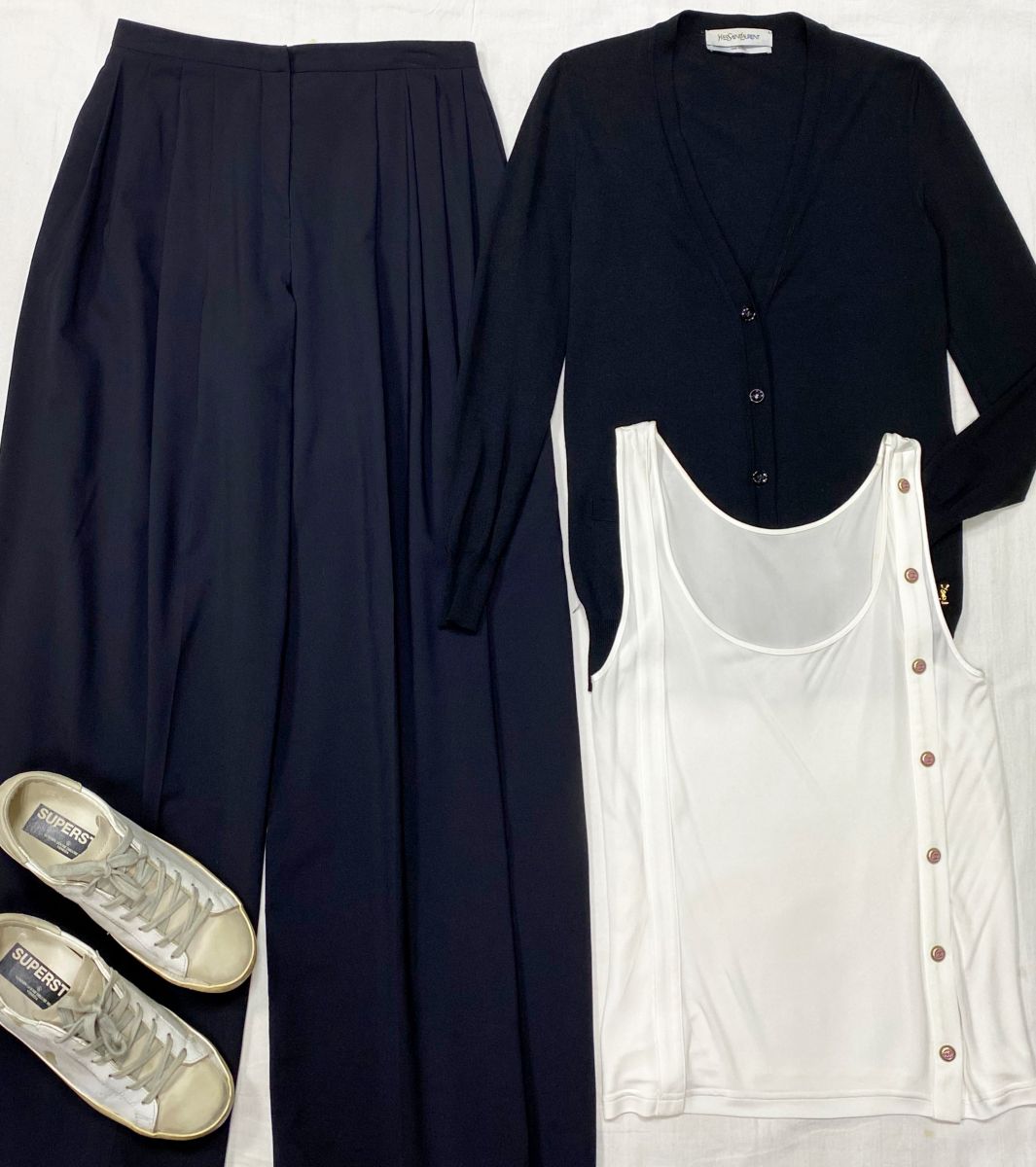 Брюки Jil Sander размер 38 цена 15 655 руб 
Кардиган YSL размер XS цена 15 655 руб 
Майка Chanel размер 40 цена 15 655 руб 
Кеды Golden Goose размер 38 цена 15 655 руб