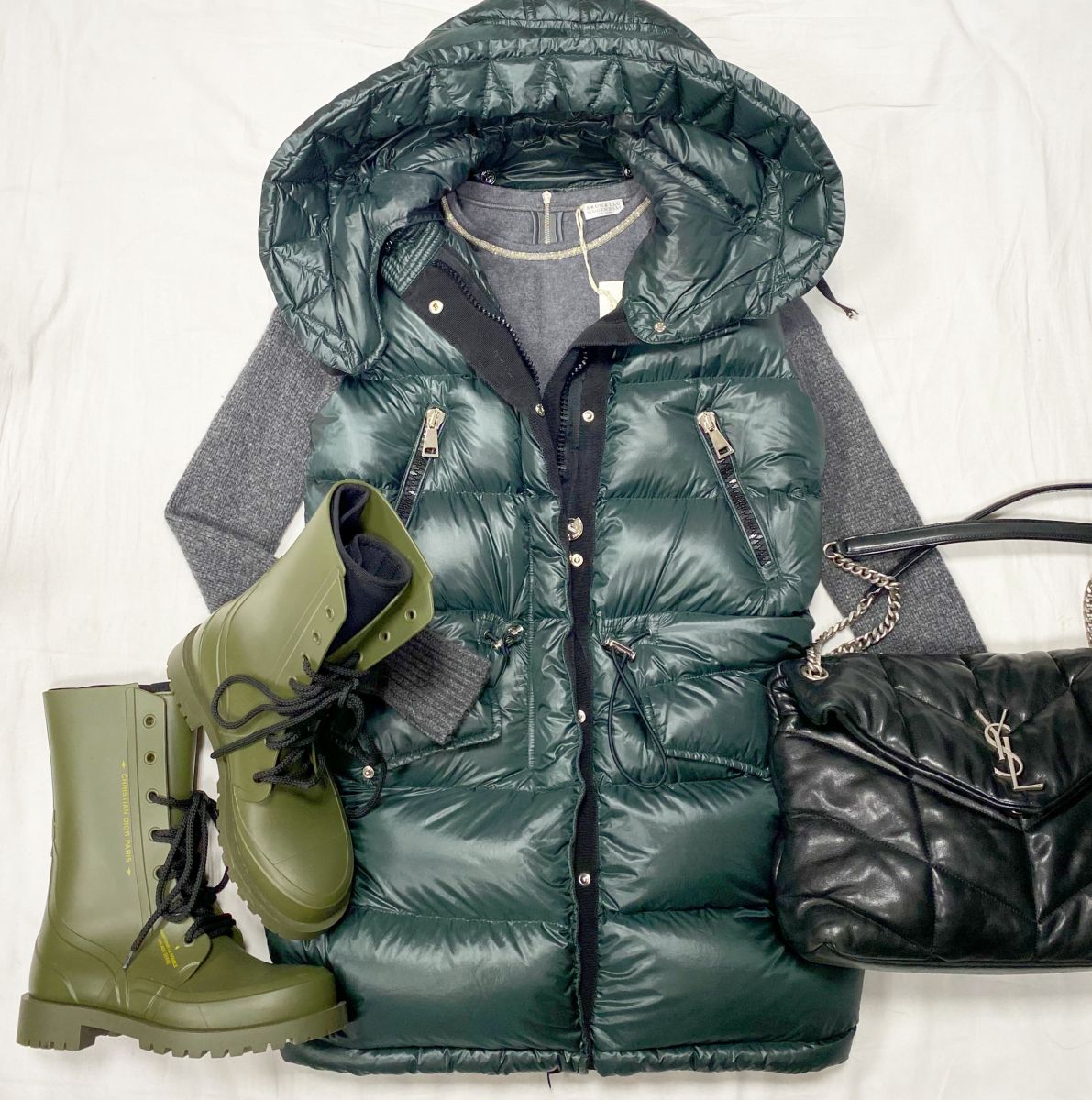 Жилет / пух / Moncler размер 2 цена 23 462 руб 
Платье Brunello Cucinelli размер XS цена 31 282 руб / с биркой / 
Сапоги Christian Dior размер 38 цена 31 282 руб
Сумка Saint Laurent