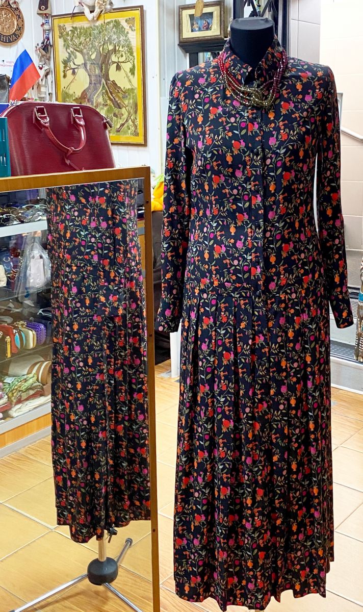 Платье / шелк / A La Russe размер 38 цена 18 786 руб 
Бусы Wekeend Max Mara цена 6 262 руб 