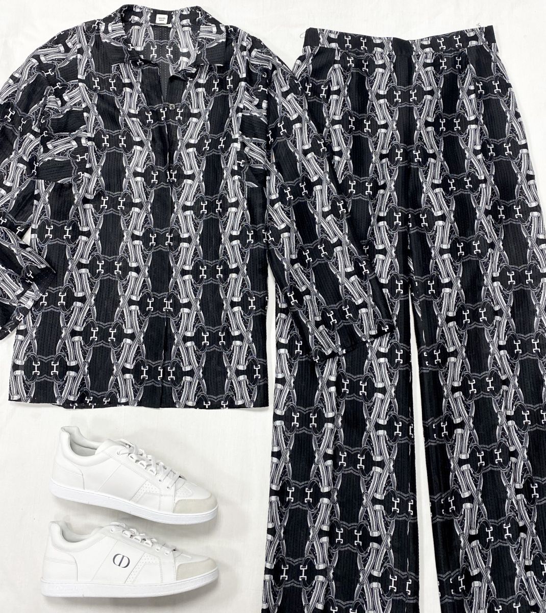 Костюм / блузка + брюки / шифон / Hermes размер 36 цена 156 550 руб 
Кеды Christian Dior размер 39.5 цена 39 138 руб