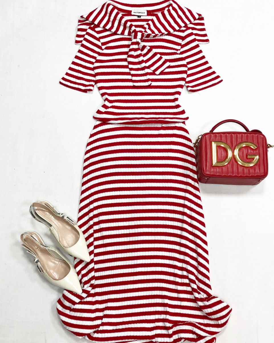 Платье MASTERPEACE размер S цена 9 393 руб
Босоножки Christian Dior размер 37 цена 31 310 руб
Сумка Dolce Gabbana